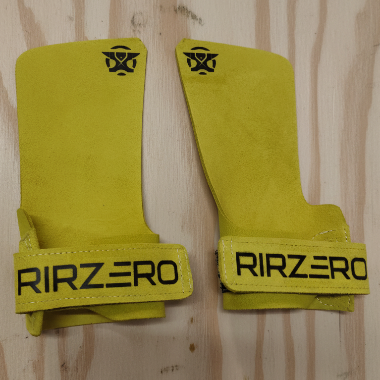 Calleras RIRZERO amarillas con fondo de madera