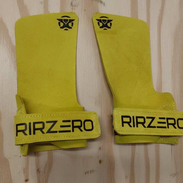 Calleras RIRZERO amarillas con fondo de madera