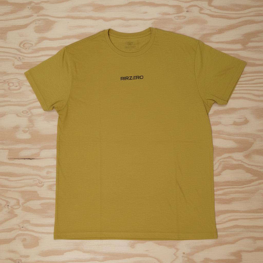 Camiseta RIRZERO amarilla sin arrugas con fondo de madera